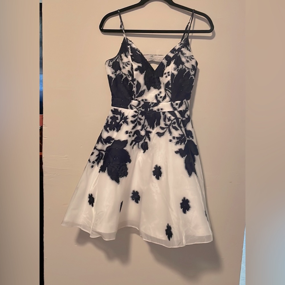 Mini dress . White with dark blue flowers and beads. Inner lining .